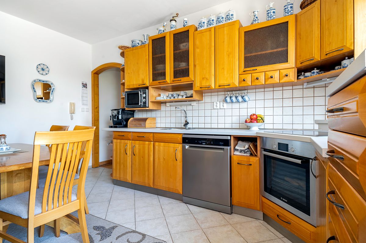 Prodej rodinného domu 237 m², pozemek 1323 m² – fotografie 4