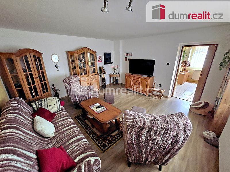 Prodej rodinného domu 200 m², pozemek 585 m² – fotografie 2
