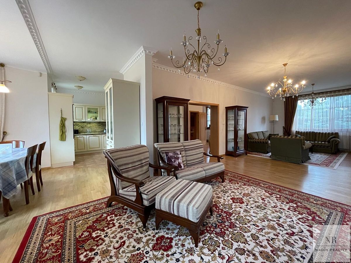 Prodej rodinného domu 372 m², pozemek 741 m² – fotografie 3