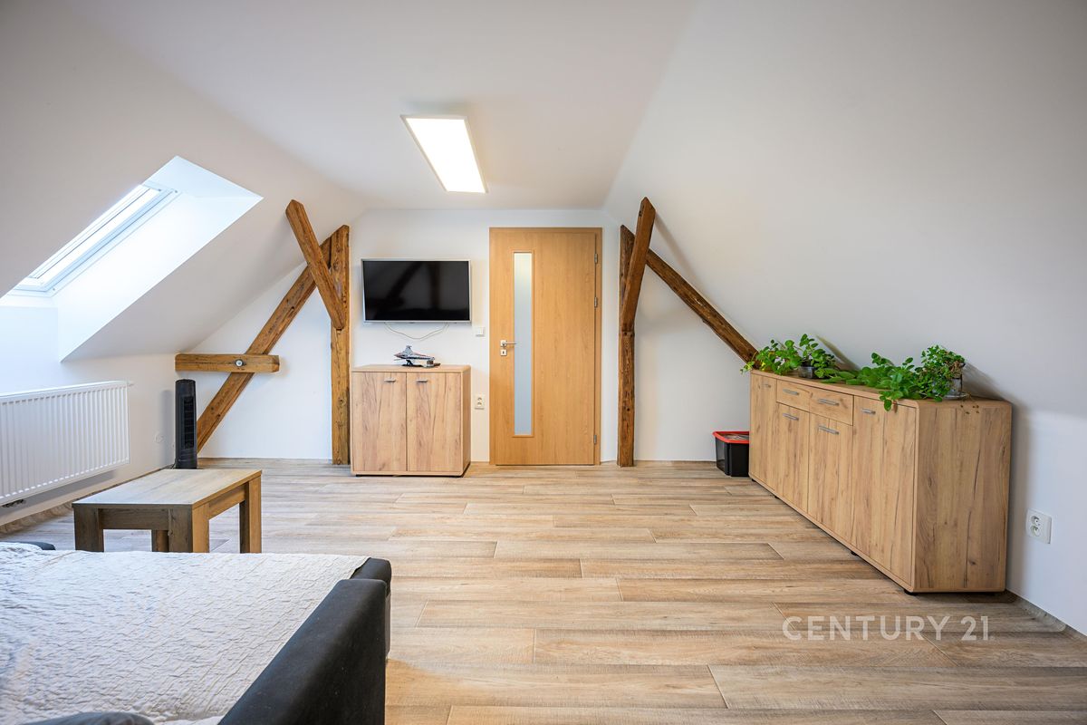 Prodej rodinného domu 180 m², pozemek 1679 m² – fotografie 2