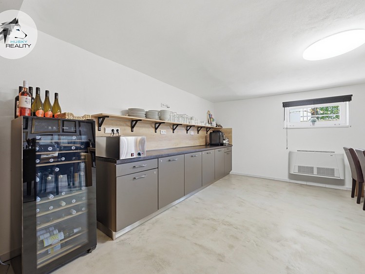Prodej komerčního prostoru, 319 m² (57 z 80)