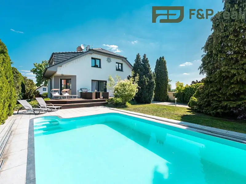 Prodej rodinného domu 320 m², pozemek 902 m², Dobříš – náhled fotky 1