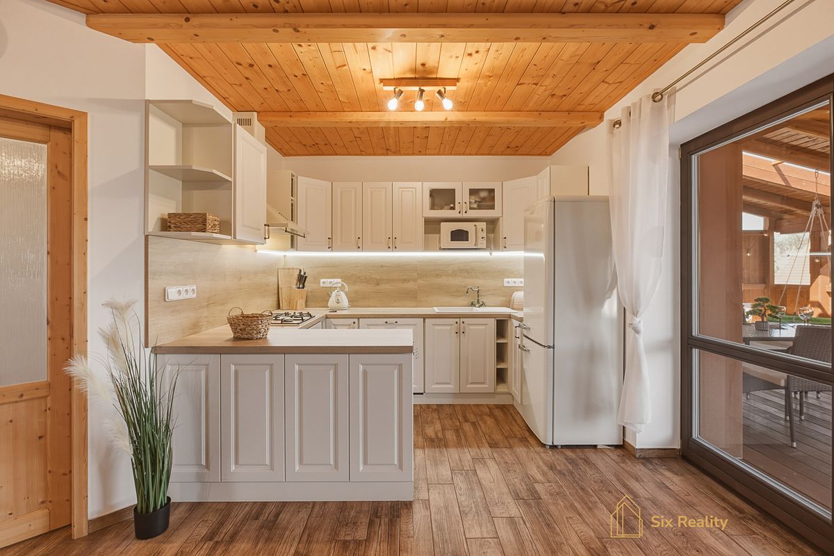 Prodej rodinného domu 261 m², pozemek 800 m² – fotografie 3