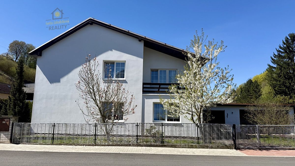 Prodej rodinného domu 230 m², pozemek 403 m² – fotografie 2