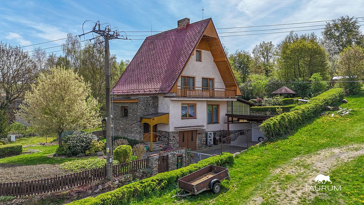 Prodej rodinného domu 342 m², pozemek 1300 m²