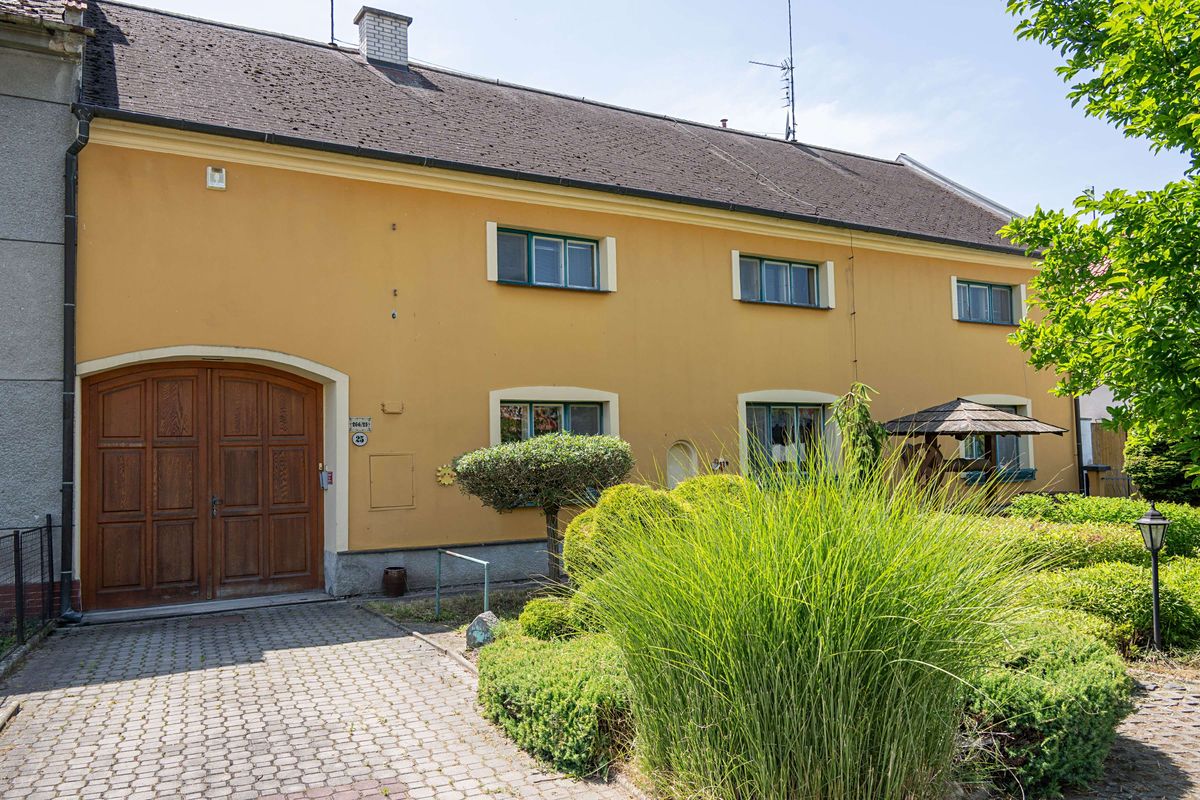 Prodej rodinného domu 350 m², pozemek 1275 m²