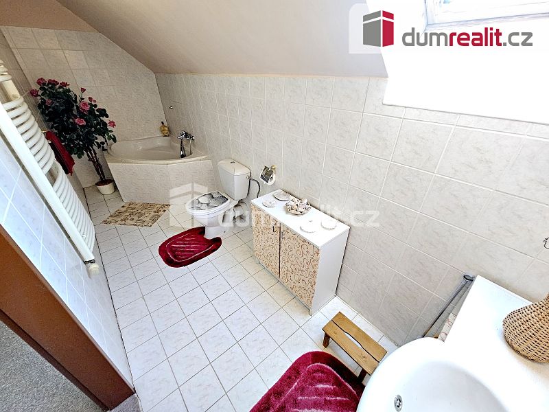 Prodej rodinného domu 200 m², pozemek 585 m² – fotografie 3