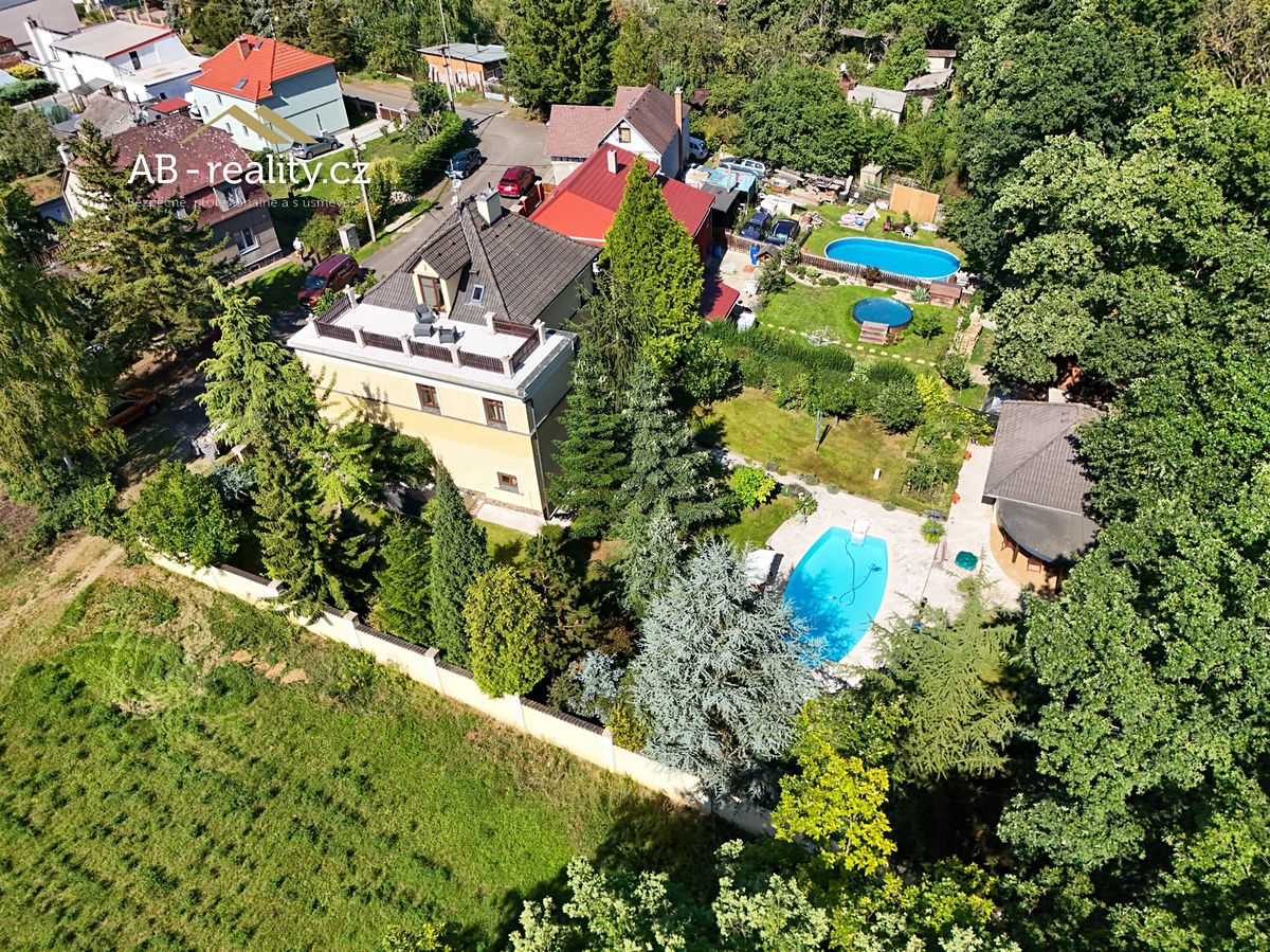 Prodej rodinného domu 254 m², pozemek 1019 m² – fotografie 2