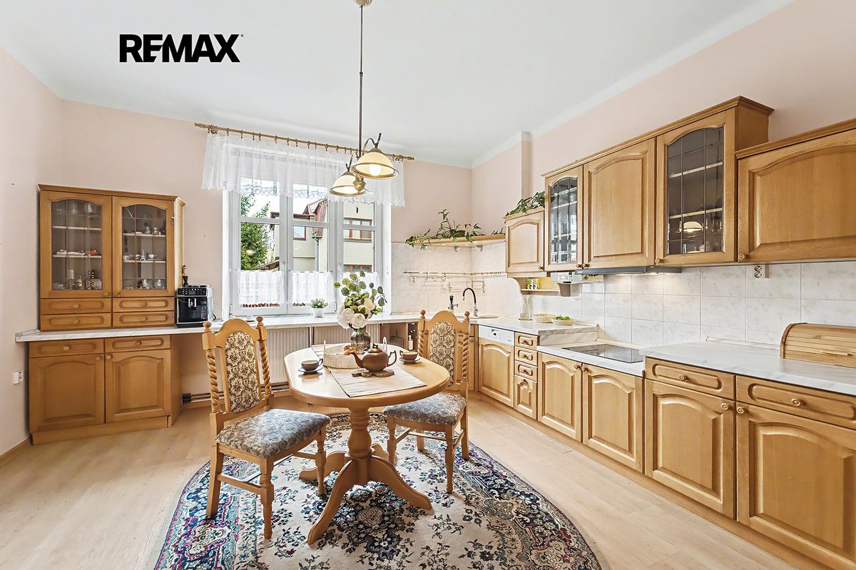 Prodej rodinného domu 186 m², pozemek 943 m² – fotografie 2