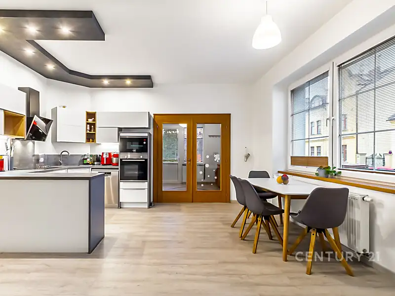 Prodej rodinného domu 410 m², pozemek 967 m², Kladno – náhled fotky 2