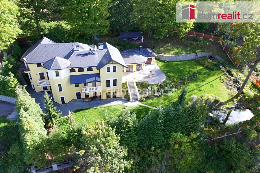 Prodej vily 734 m², pozemek 2573 m²
