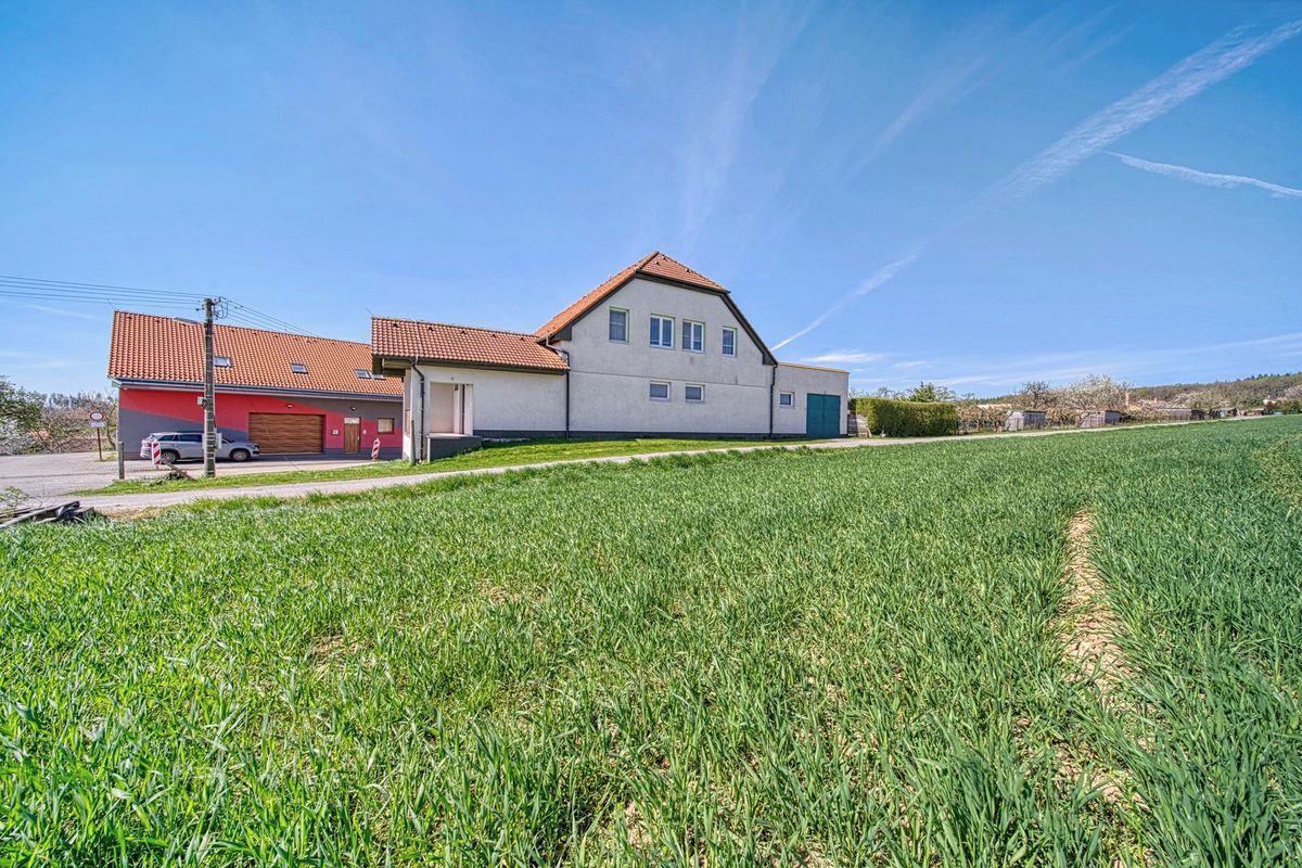 Prodej rodinného domu 300 m², pozemek 594 m²