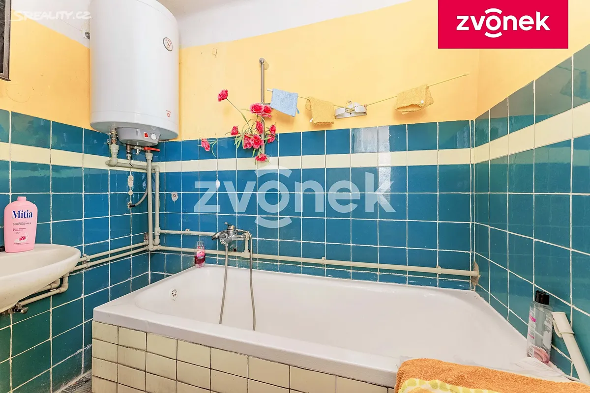 Prodej rodinného domu 220 m², pozemek 1093 m² – další