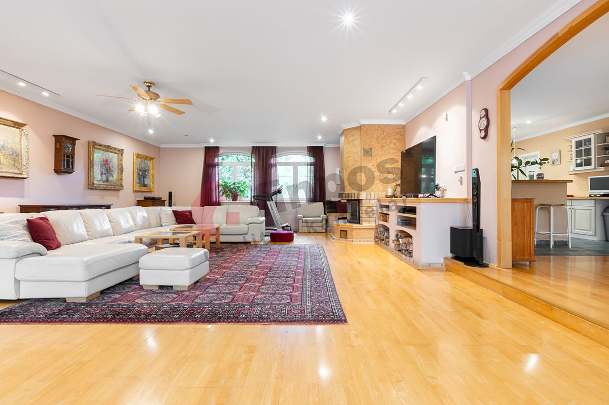 Prodej vily 386 m², pozemek 3822 m² – fotografie 2