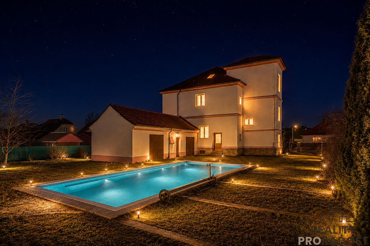 Prodej vily 405 m², pozemek 1796 m²