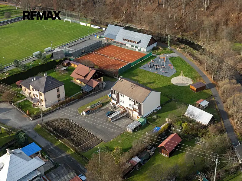 Prodej rodinného domu 366 m², pozemek 2052 m², Karolinka – náhled fotky 1