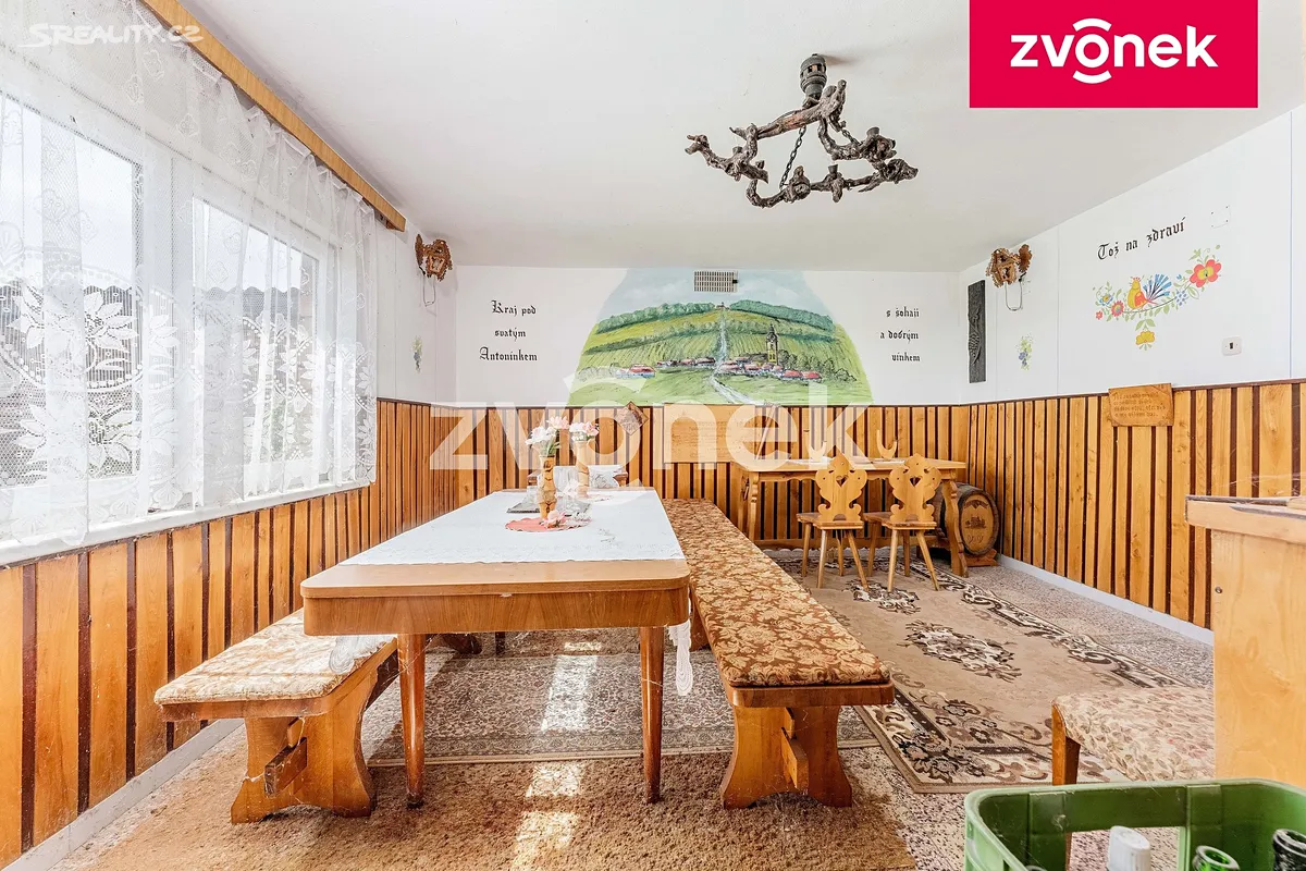Prodej rodinného domu 220 m², pozemek 1093 m² – pohled 3