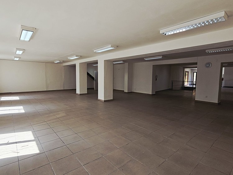 Pronájem komerčního prostoru, 599 m² (2 z 12)