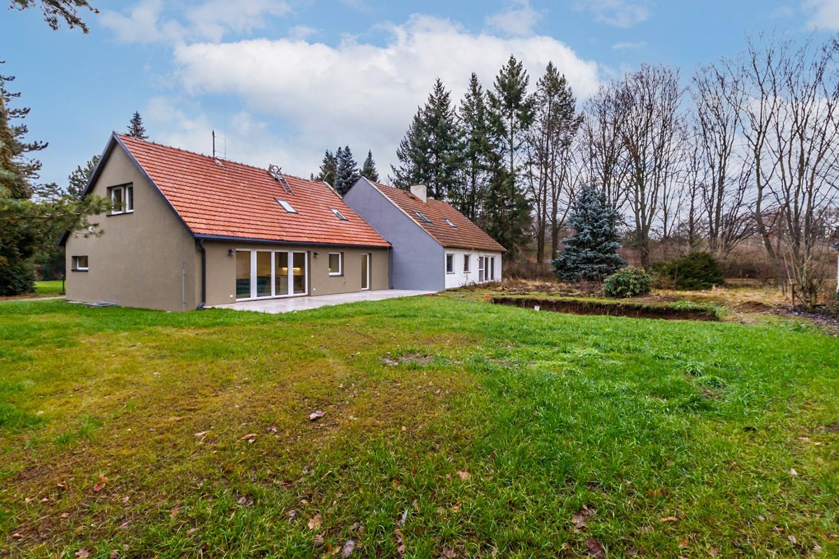 Prodej rodinného domu 220 m², pozemek 720 m² – fotografie 2