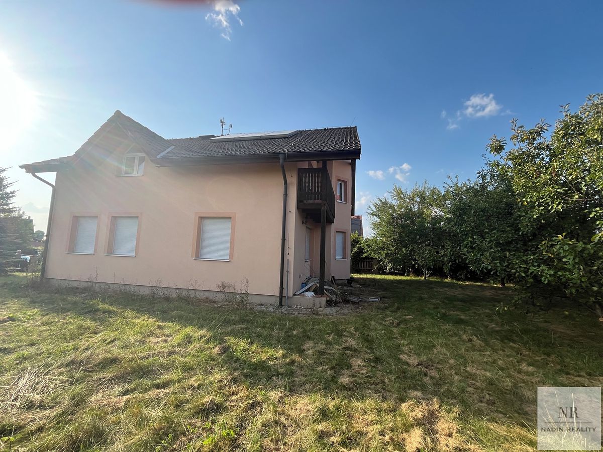 Prodej rodinného domu 144 m², pozemek 895 m² – fotografie 3