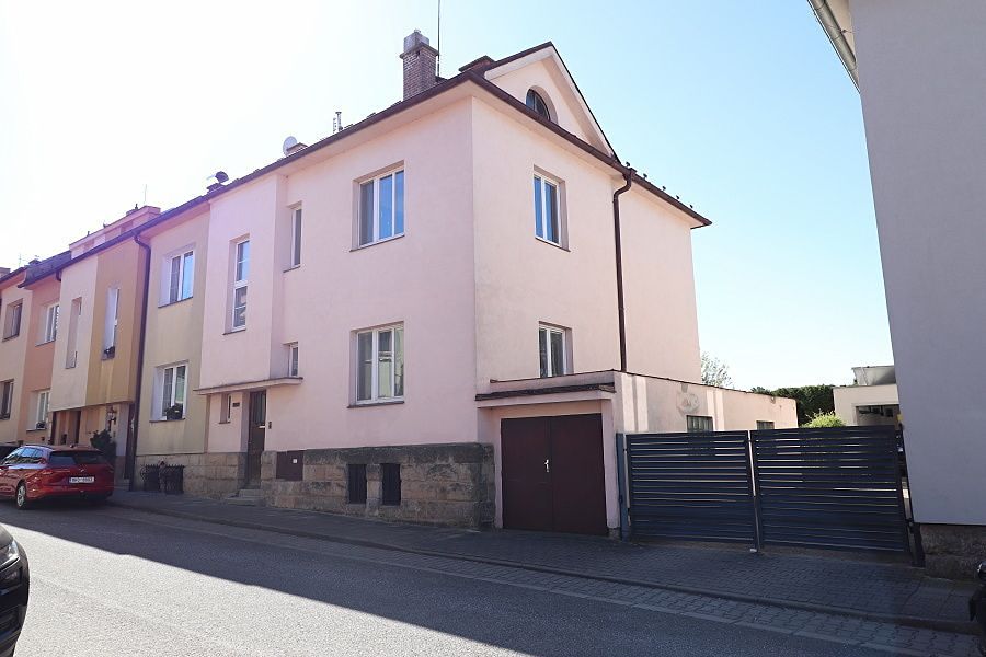 Prodej rodinného domu 220 m², pozemek 239 m²