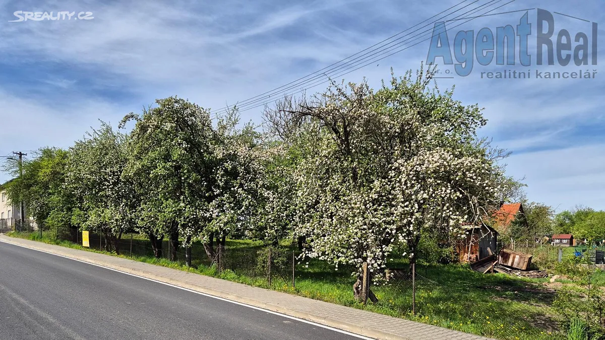 Prodej stavebního pozemku 861 m² – pohled 2