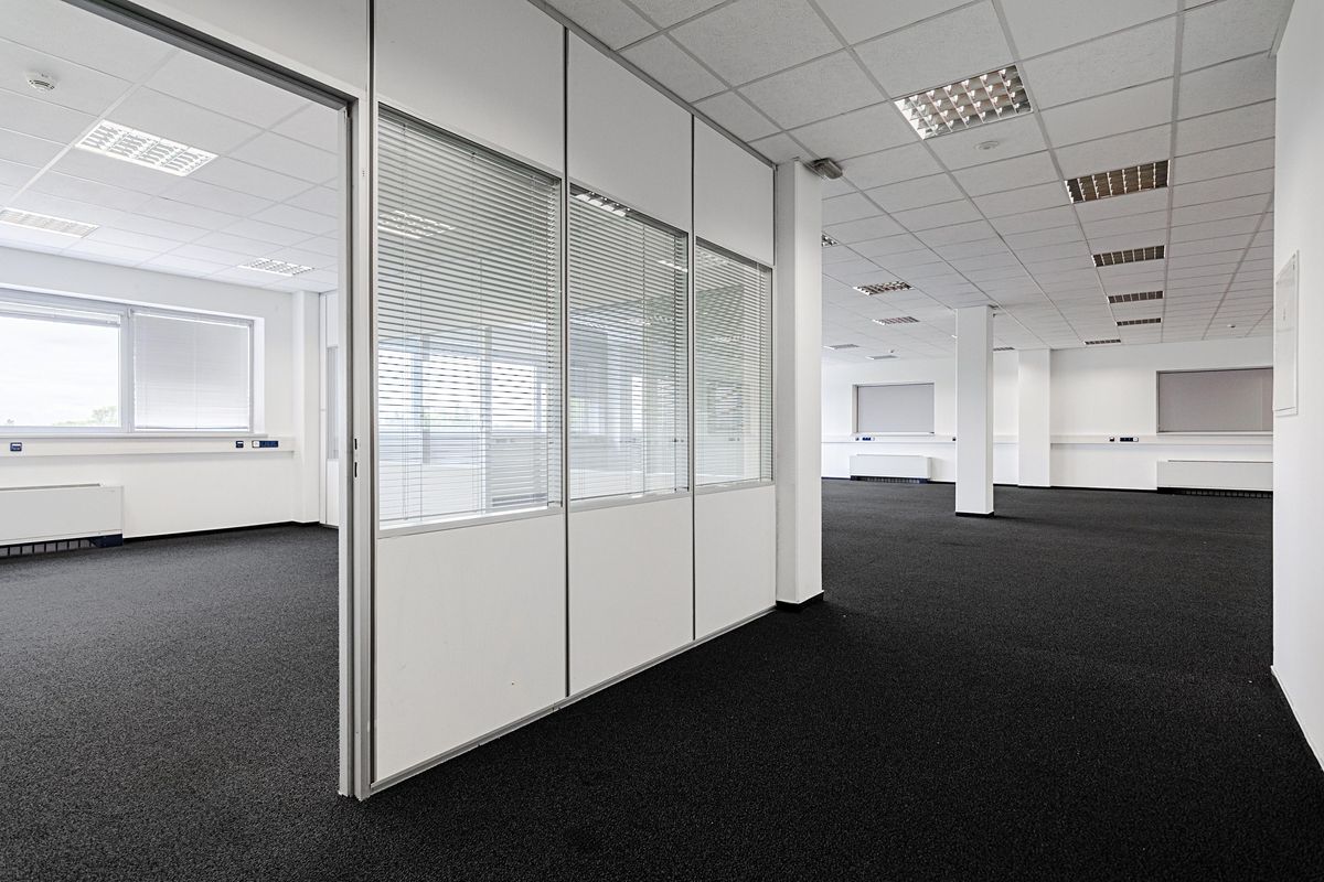 Pronájem kanceláře 225 m² – fotografie 3