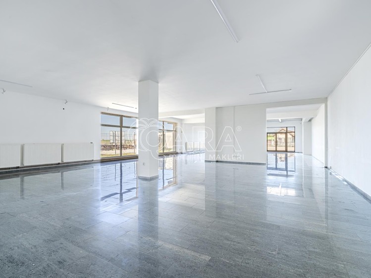 Pronájem komerčního prostoru, 330 m² (1 z 14)