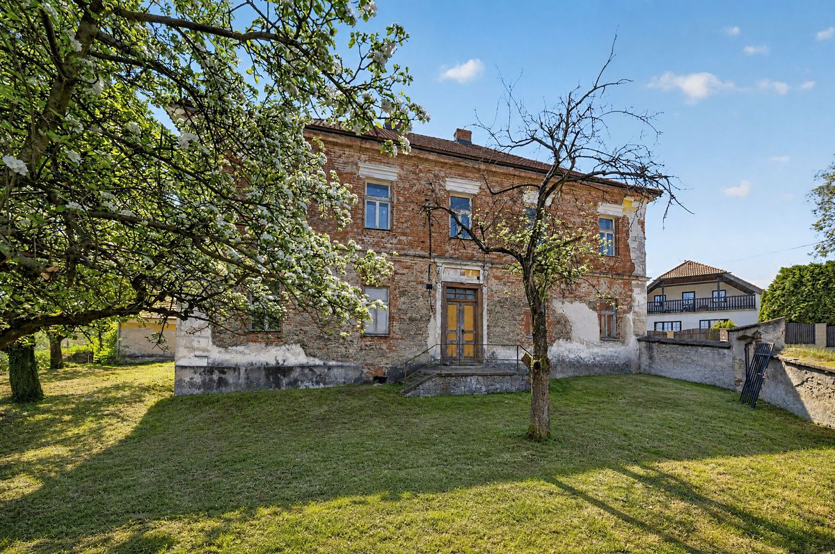 Prodej rodinného domu 264 m², pozemek 834 m² – fotografie 2