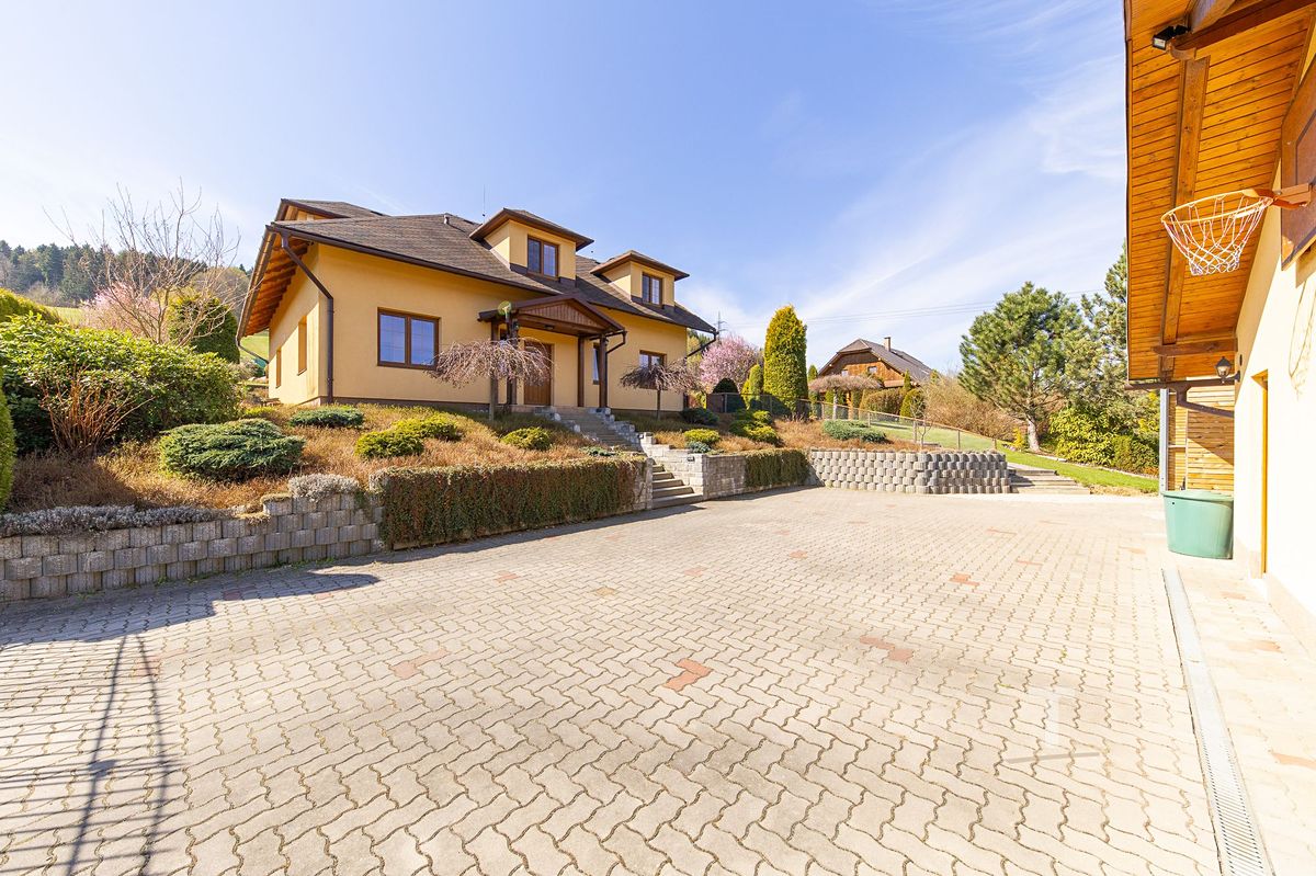 Prodej rodinného domu 232 m², pozemek 3382 m²