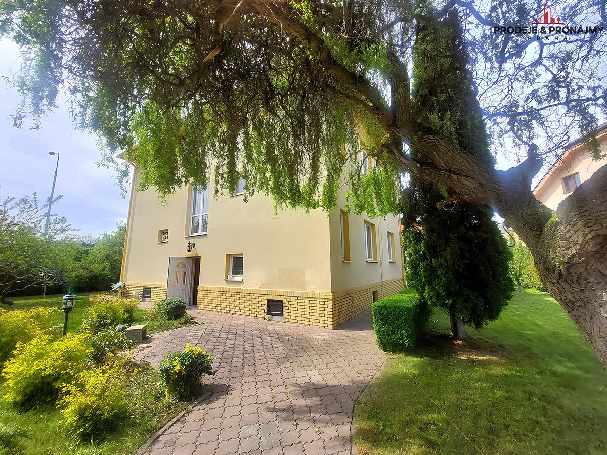 Prodej vily 243 m², pozemek 921 m² – fotografie 2