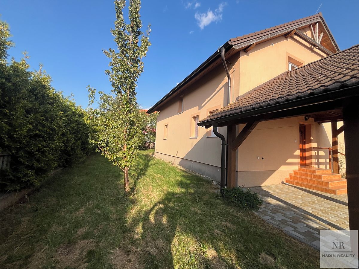 Prodej rodinného domu 144 m², pozemek 895 m² – fotografie 2