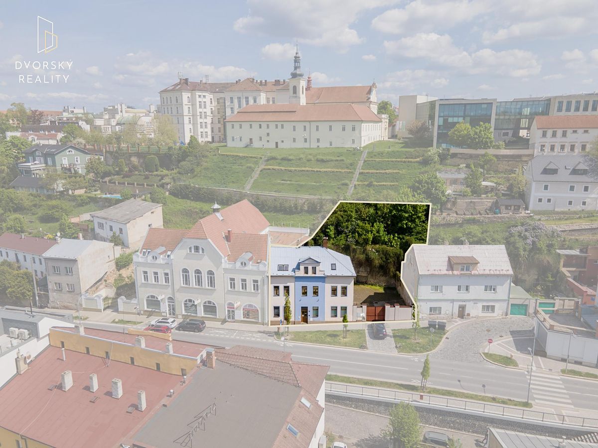 Prodej rodinného domu 305 m², pozemek 679 m² – fotografie 2