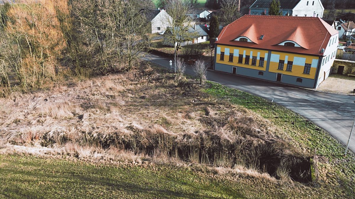 Prodej stavebního pozemku 1472 m² – fotografie 2