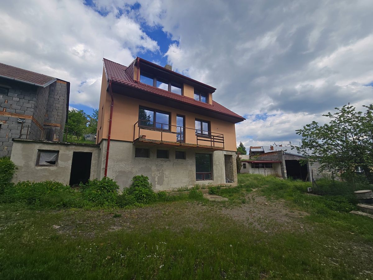 Prodej rodinného domu 300 m², pozemek 2144 m² – fotografie 2