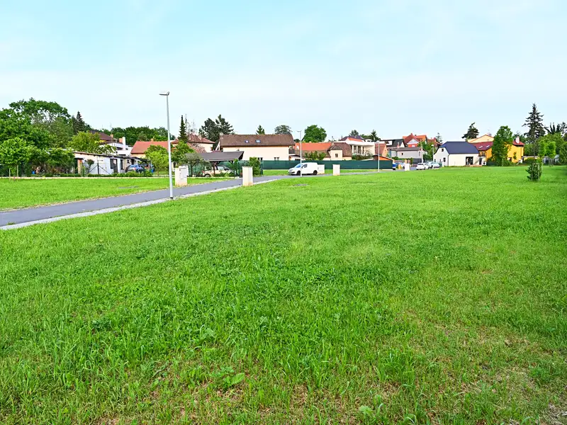 Prodej stavebního pozemku 855 m², Praha – náhled fotky 1