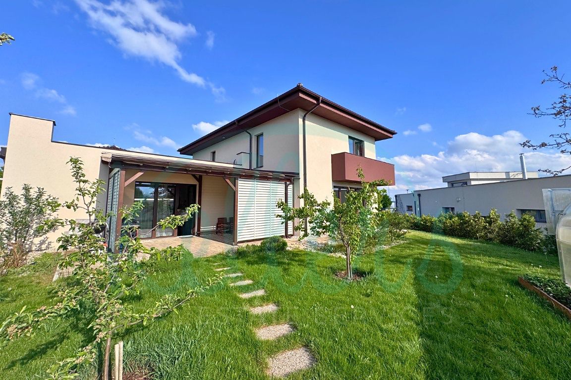 Prodej rodinného domu 244 m², pozemek 972 m² – fotografie 2