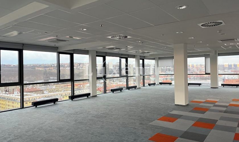Pronájem kanceláře 600 m²