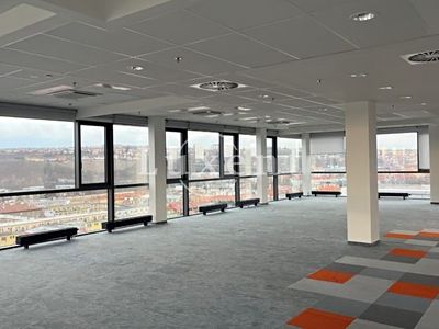 Pronájem kanceláře 600 m²