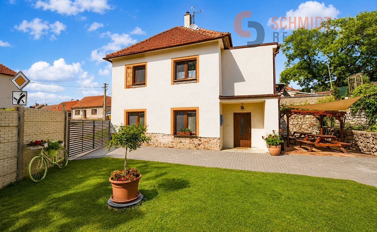 Prodej rodinného domu 323 m², pozemek 848 m²