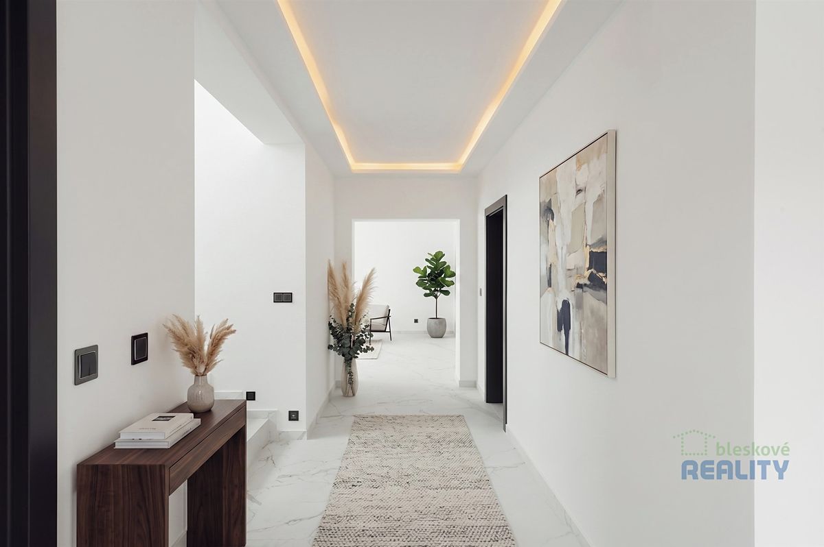 Prodej rodinného domu 256 m², pozemek 1303 m²