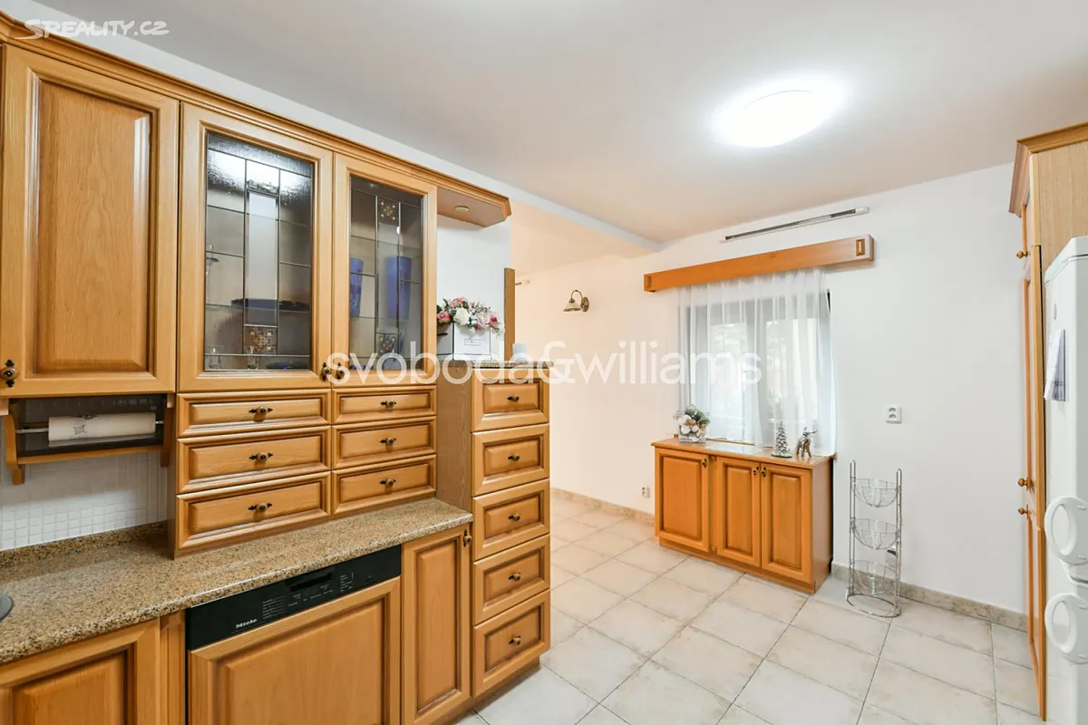 Pronájem rodinného domu 230 m², pozemek 859 m² – pohled 2
