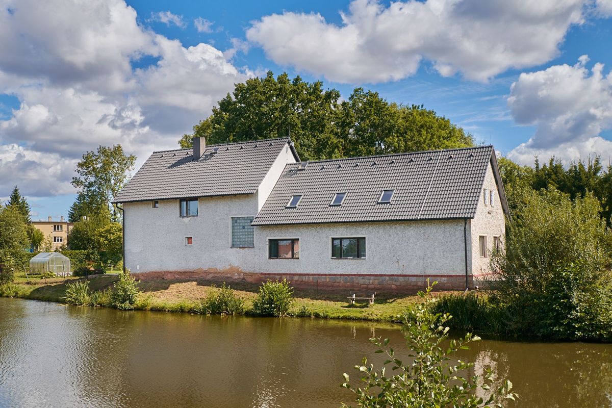 Prodej rodinného domu 250 m², pozemek 942 m² – fotografie 3