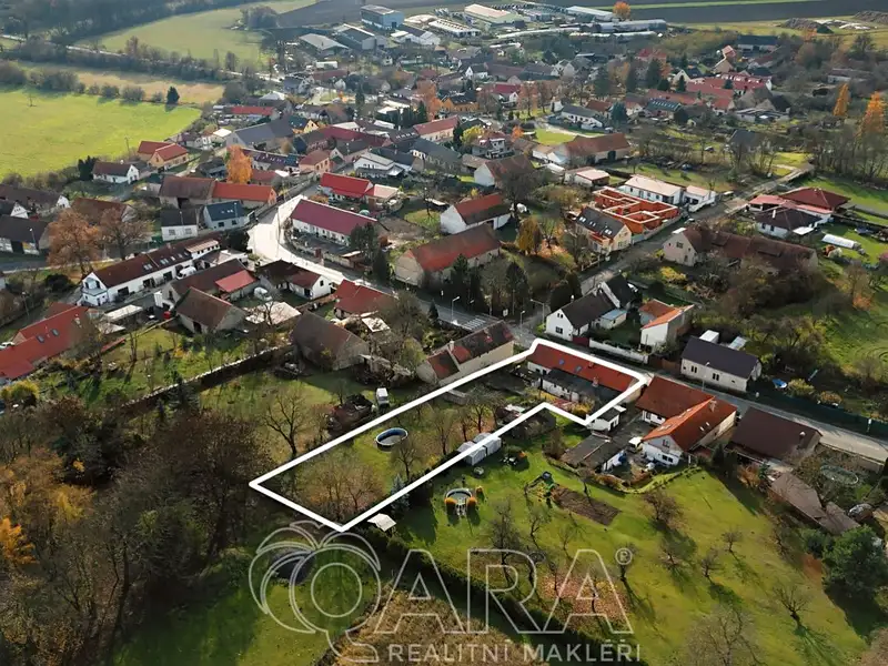 Prodej rodinného domu 300 m², pozemek 1482 m², Milovice – náhled fotky 2
