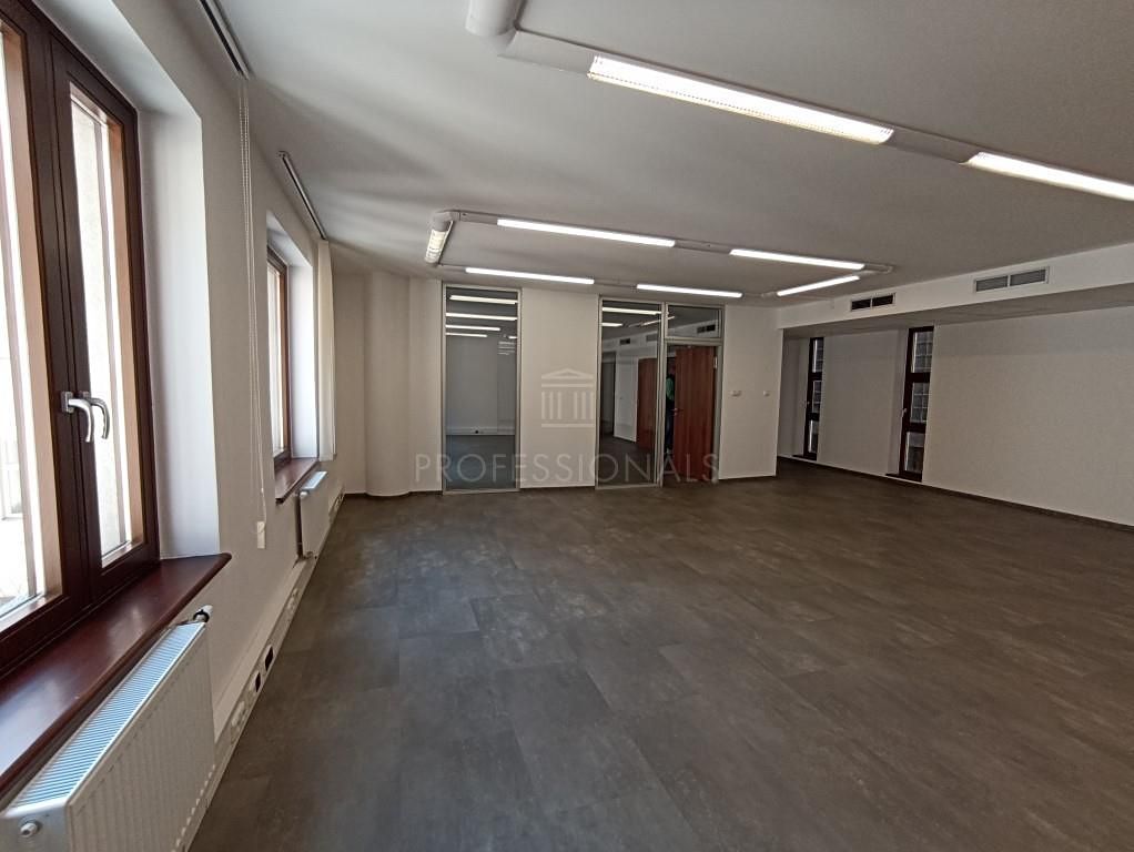 Pronájem kanceláře 186 m² – fotografie 3