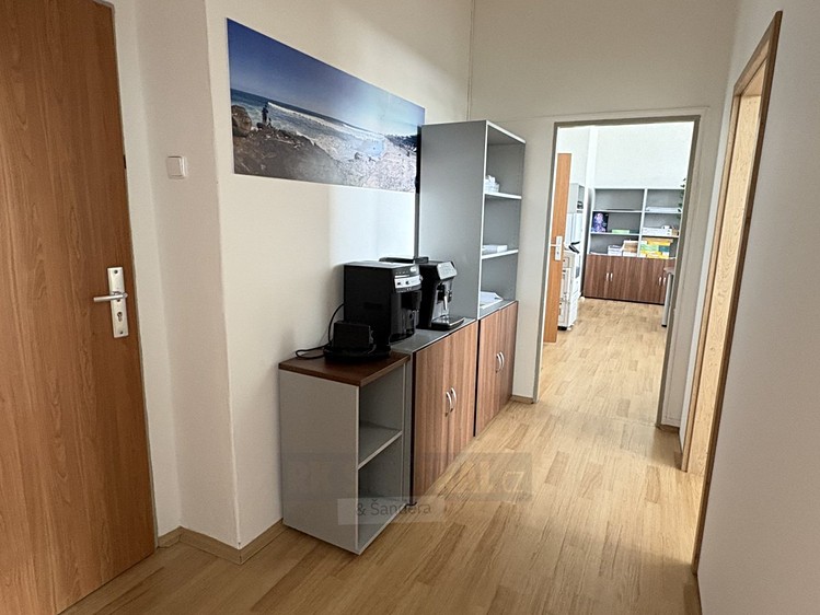 Pronájem komerčního prostoru, 70 m² (1 z 9)