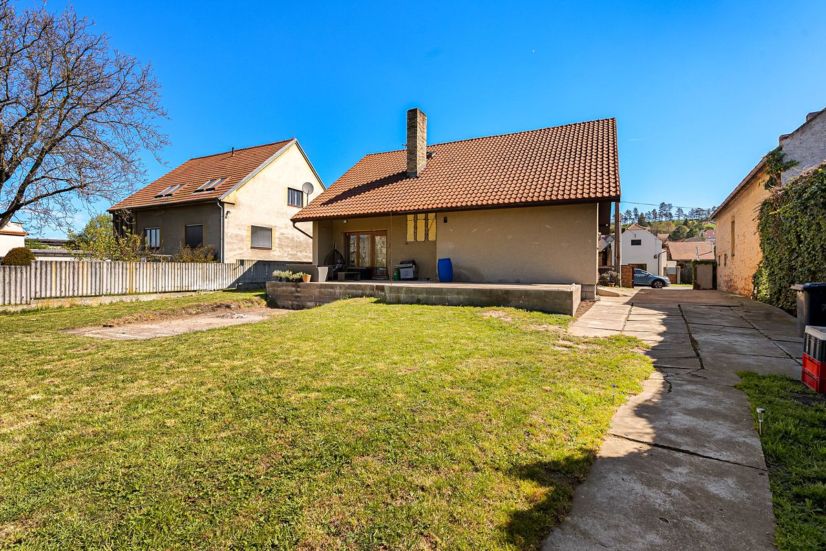 Prodej rodinného domu 182 m², pozemek 1355 m² – fotografie 2