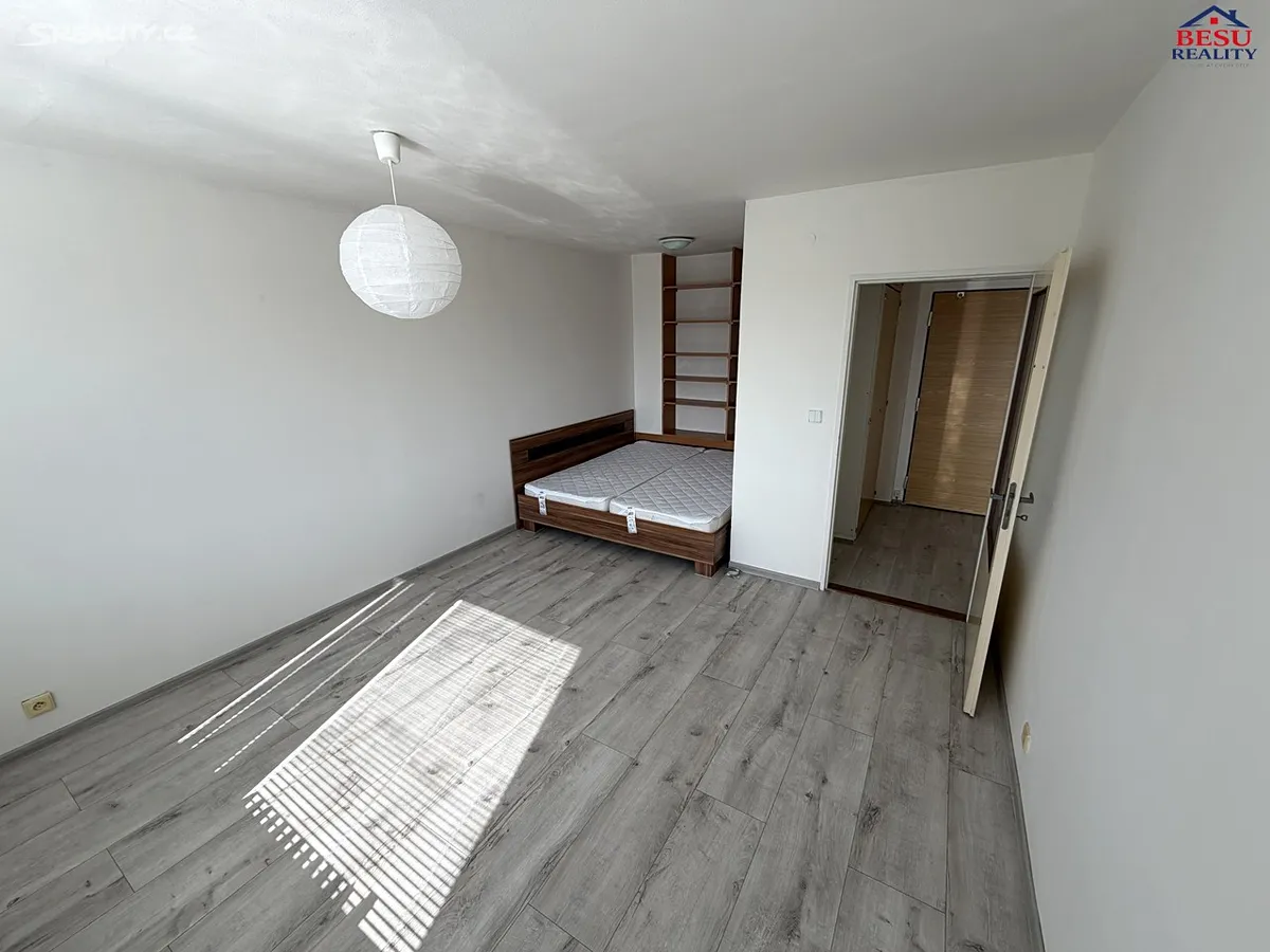 Pronájem bytu 1+1 37 m², Zalužanská