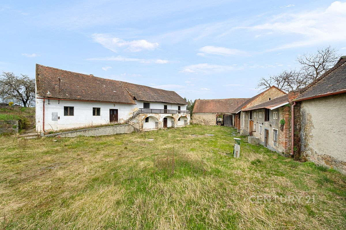 Prodej rodinného domu 244 m², pozemek 4752 m²