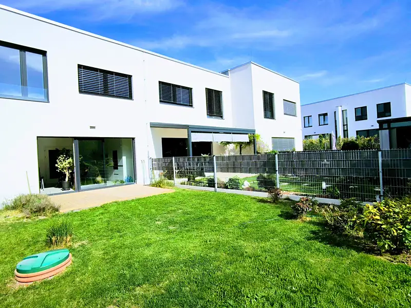 Pronájem rodinného domu 154 m², pozemek 200 m², Vestec – náhled fotky 1
